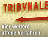 Wegweiser an Wand zum Gerichtssaal