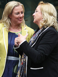 © AP/Yves Logghe Finanzminister Jutta Urpilainen (Finnland) und Maria Fekter (Österreich)