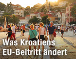 Urlauber gehen in der Altstadt von Hvar während des Sonnenuntergangs spazieren