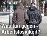 Junges Paar auf der Stra&szlig;e