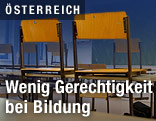 Leere Schulb&auml;nke