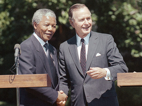 © AP/Doug Mills Nelson Mandela mit George H. W. Bush