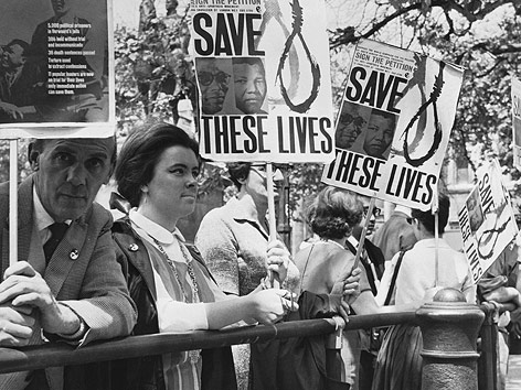 © AP Proteste in London gegen die Verhaftung Nelson Mandelas im Jahr 1964
