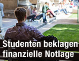 Student sitzt auf der Wiener Haupt-Uni auf einer Bank