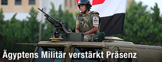 Soldat vor ägyptischer Fahne