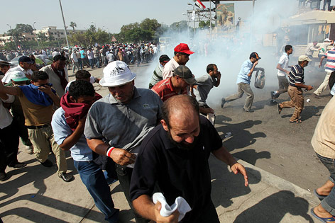 © APA/EPA/Mohammed Saber Unterstützer von Mohammed Mursi flüchten
