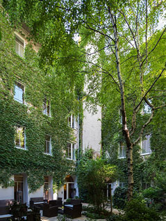 © ORF.at/Roland Winkler Begrünter Innenhof