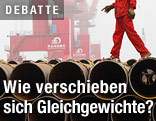 Arbeiter geht auf Stahlrohren