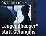 M&auml;dchen in Gef&auml;ngniszelle