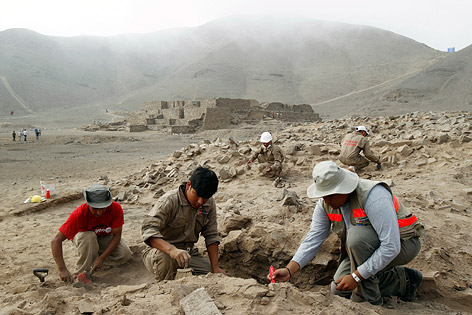 © Reuters/Enrique Castro-Mendivil Archäologen arbeiten in der Ausgrabungsstätte El Paraiso im Norden Limas (Bild vor der Zerstörung)