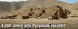 Pyramide in der archäologischen Ausgrabungsstätte El Paraiso im Norden Limas vor der Zerstörung
