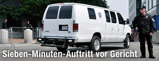 Polizist neben einem weißen Van