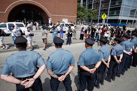 © APA/AP/Winslow Townson Polizisten vor einem Gericht in Boston