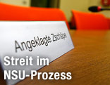 Schild mit der Aufschrift "Angeklagte Tsch&auml;pe"
