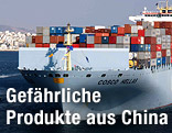 Mit Containern beladenes chinesisches Frachtschiff