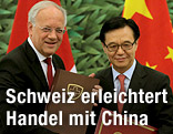 Der Schweizer Wirtschaftsminister Johann Schneider-Ammann und Chinas Handelsminister Gao Hucheng