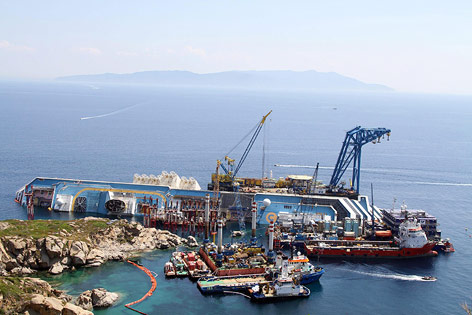 © APA/EPA/ANSA/Enzo Russo Das Schiffswarck der Costa Concordia am Ufer der Isola di Giglio in Italien