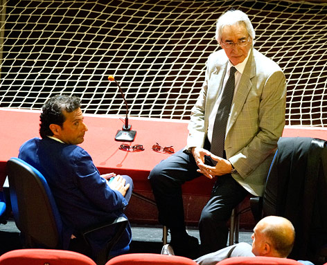 © APA/AP/Alessandro La Rocca Costa-Concordia-Kapitän Francesco mit seienm Verteidiger Domenico Pepe