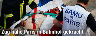 Verletzer wird von Sanitätern abtransportiert