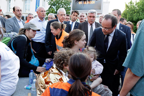 © APA/EPA/Kenzo Tribouillard Der französische Präsident Francois Hollande am Unglücksort