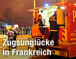 Rettungsauto steht bei einem Zugsunglück in Paris