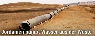 Wasserrohr in der Wüste Jordaniens