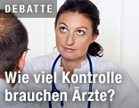 Ärztin mit Patienten