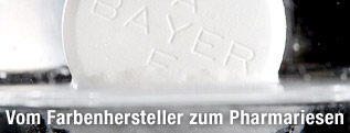 Eine Aspirin-Tablette des Bayer-Konzerns löst sich in einem Wasserglas auf