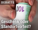 Rolle aus 100-Euro-Geldscheinen in einer Hand