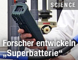 Forscher hält Batterie