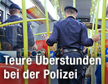 Polizisten in der U-Bahn