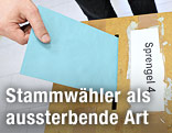 W&auml;hler bei Stimmabgabe an der Wahlurne
