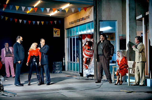 © Bayreuther Festspiele/Enrico Nawrath Szene aus "Das Rheingold"