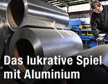 Arbeiter bei einer Aluminiumrolle