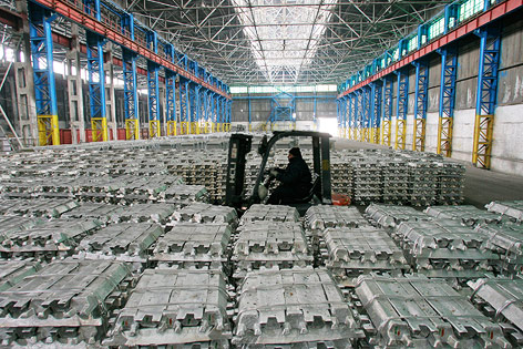 © Reuters/Nozim Kalandarov Arbeiter führt mit einem Gabelstapler Aluminium