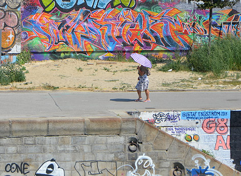 © ORF.at Frau mit Regenschirm am Donaukanal