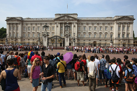 © Reuters/Olivia Harris Menschen vor dem Buckingham Palace