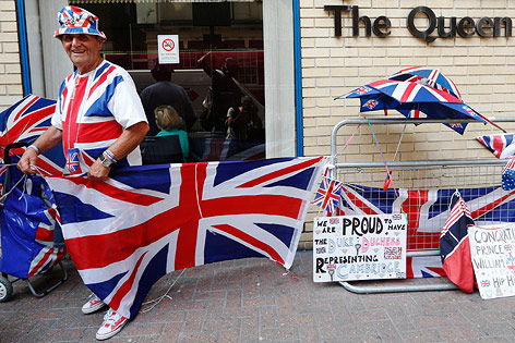 © Reuters/Luke MacGregor
Royals-Fan vor dem Krankenhaus