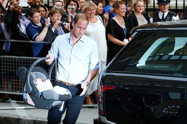 © APA/AP/Lefteris Pitarakis Prinz William mit Baby im Kindersitz