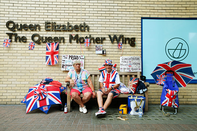 © Reuters/Andrew Winning Fans der Royals vor dem Krankenhaus