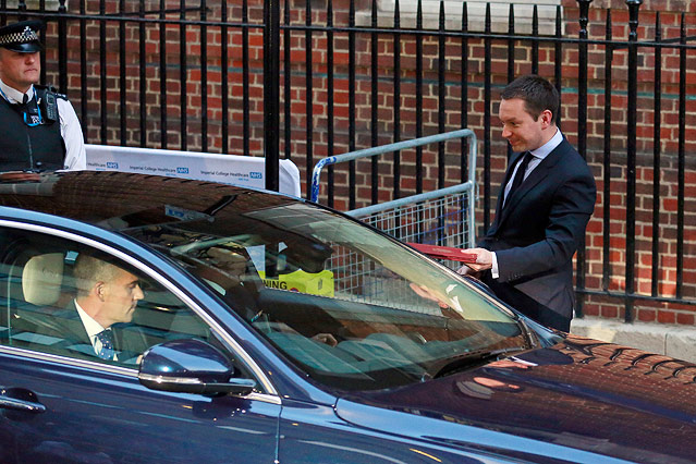 © Reuters/Cathal McNaughton Ed Perkins vom Kensington Palace übergibt die offizielle Geburtsbestätigung einem Fahrer