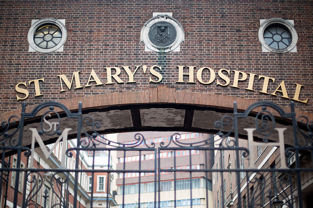 © Reuters/Olivia Harris Schild des St. Mary's Krankenhaus