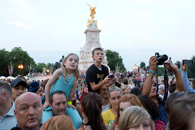 © Reuters/Neil Hall Menschen warten vor dem Buckingham Palace