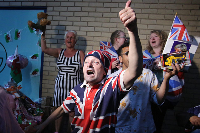 © APA/EPA/Rick Findler fans der Royals feiern vor dem Krankenhaus