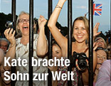 Jubelnde Menschen am Buckingham Palace