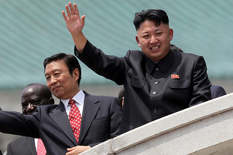 © AP/Wong Maye-E Kim Jong Un winkt dem Publikum