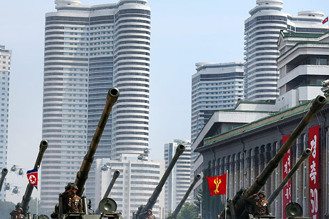 © AP/Wong Maye-E Panzerrohre vor der Skyline von Pyonyang