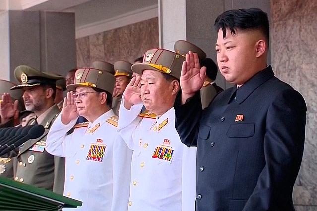 © AP/KRT via AP Video Kim Jong Un salutiert