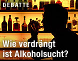Ein Mann trinkt in einer Bar Alkohol