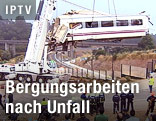 Kran hebt einen zerst&ouml;rten Waggon an